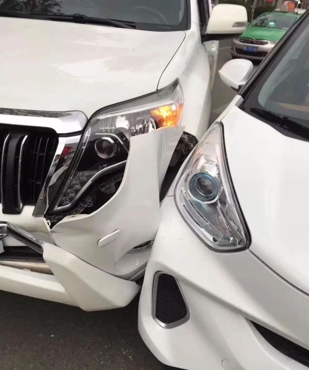 普拉多与奇瑞车相撞损失惨重,霸道猛如虎却连个小蚂蚁都干不过!