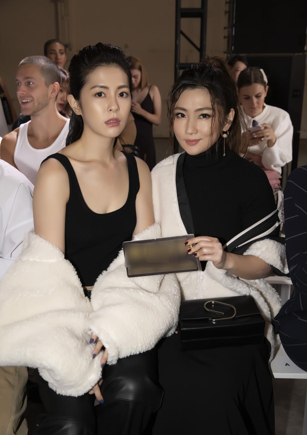 任家萱,任容萱同看秀,演绎超萌身高差,一位性感一位眼神好犀利