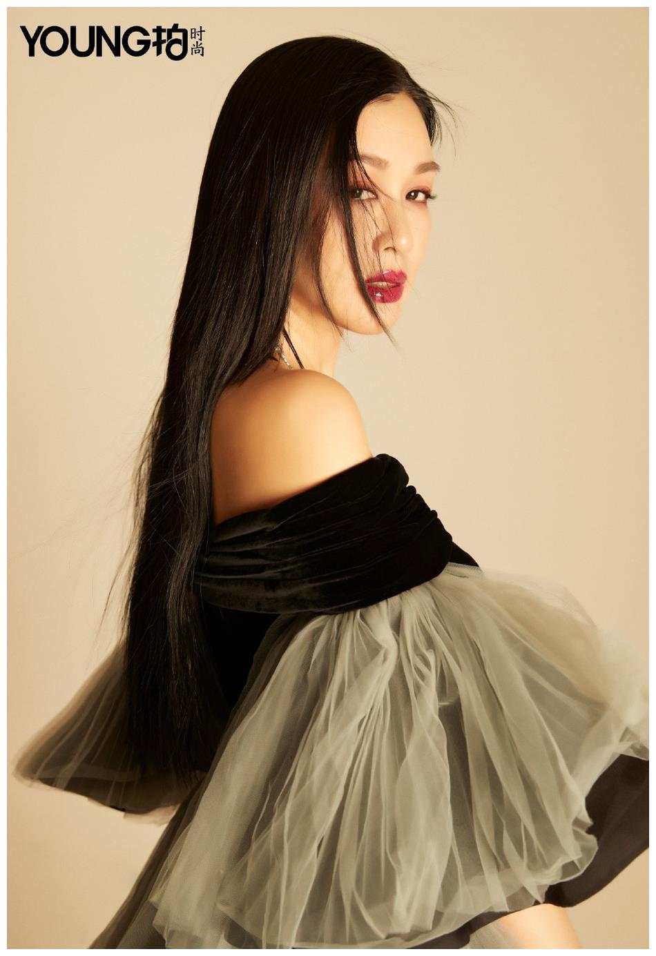 49岁钟丽缇大秀美背性感撩人 红唇复古尽显女王范儿