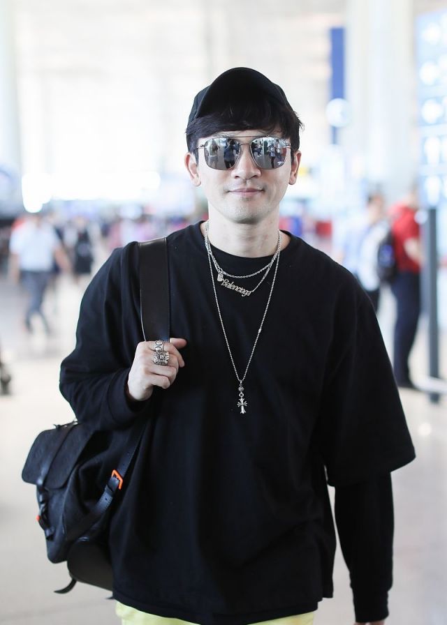 2019年6月14日,北京,苏有朋现身机场,穿老爹鞋搭配lv双肩背包显阳光