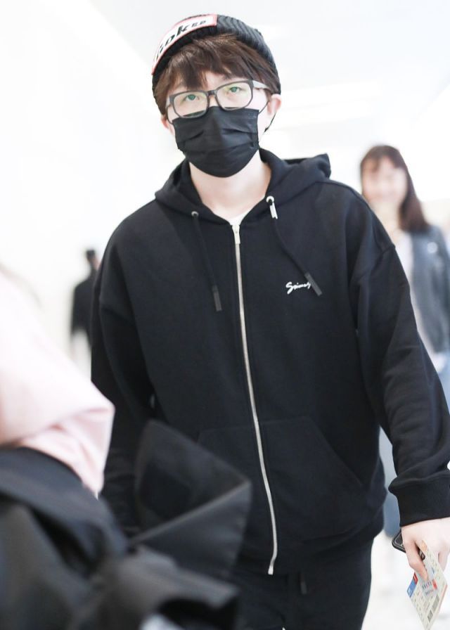 毛不易现身机场,连帽夹克运动裤搭配adidas小白鞋变身全黑潮男|毛不易