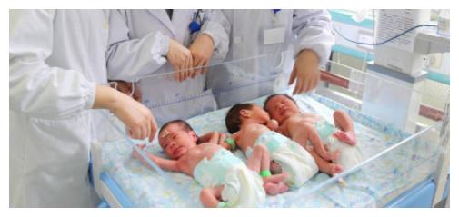 35岁孕妈辛苦产下三胞胎,个个活泼又可爱,但家人却笑不出来|父母|男孩|三胞胎_新浪新闻