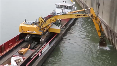 利勃海尔挖掘机在船上工作视频老司机