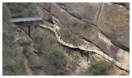 其實沿蜀道分佈有眾多名勝古蹟,如古棧道,三國古戰場遺蹟,皇澤寺