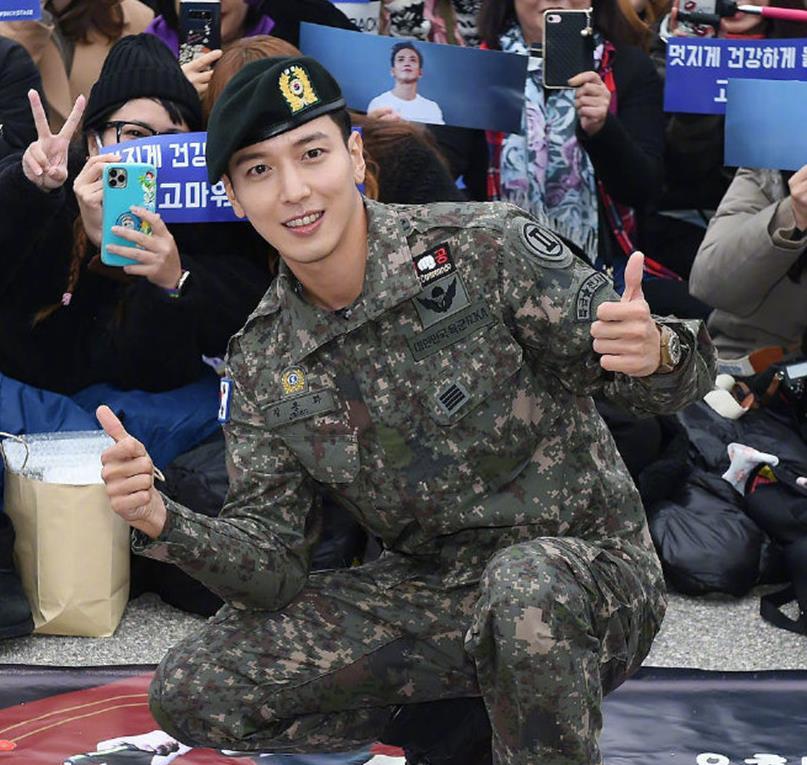 入伍并服役,如今终于霸气归来,现场郑容和与粉丝们进行了短暂的互动