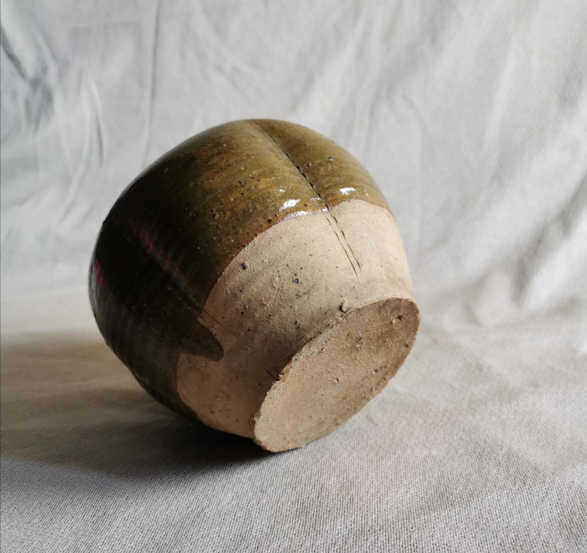 宋代寿州窑酱釉瓜棱形青瓷小罐