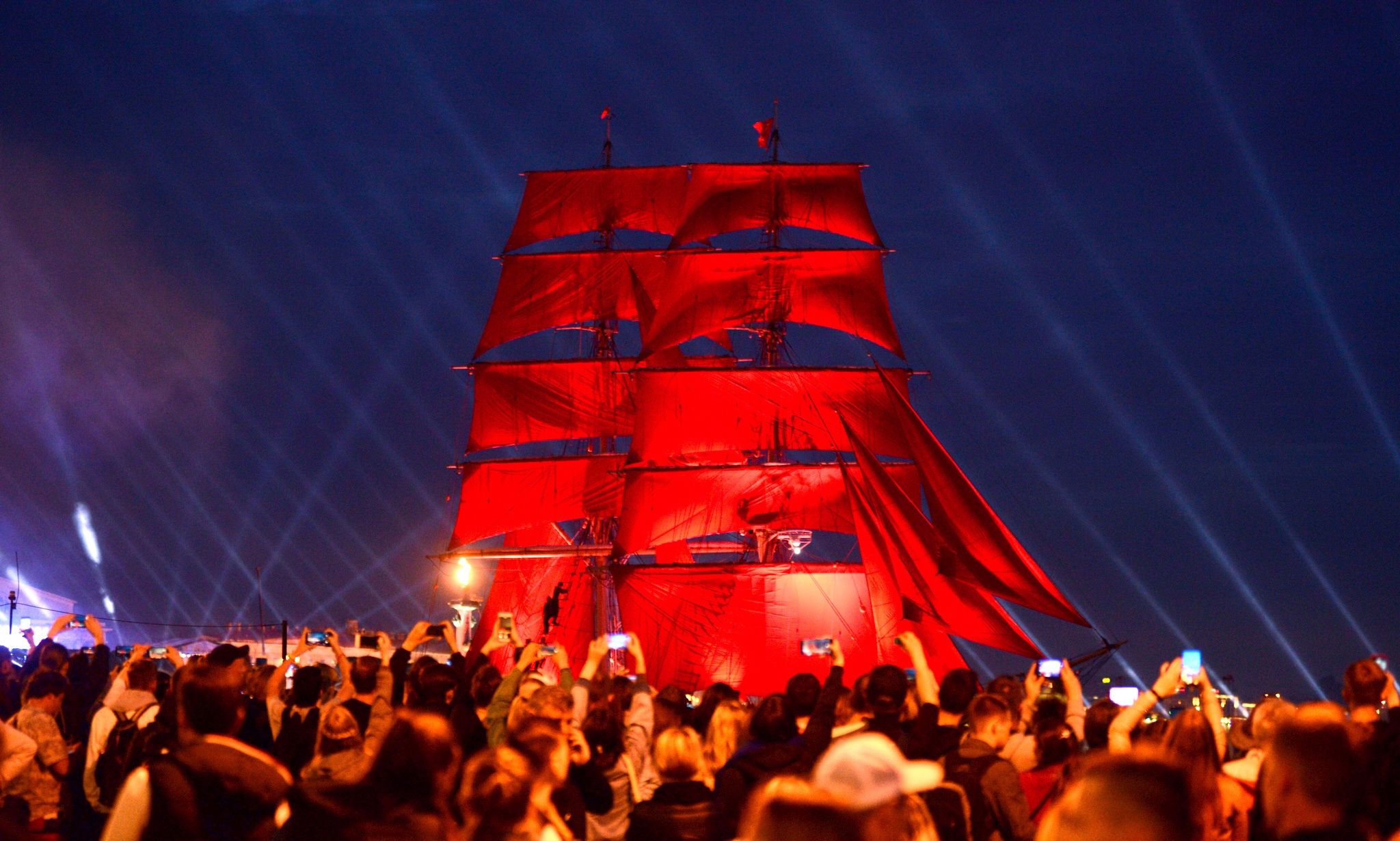 举办"全城派对"庆祝高考结束!这件事也就俄罗斯人能做到