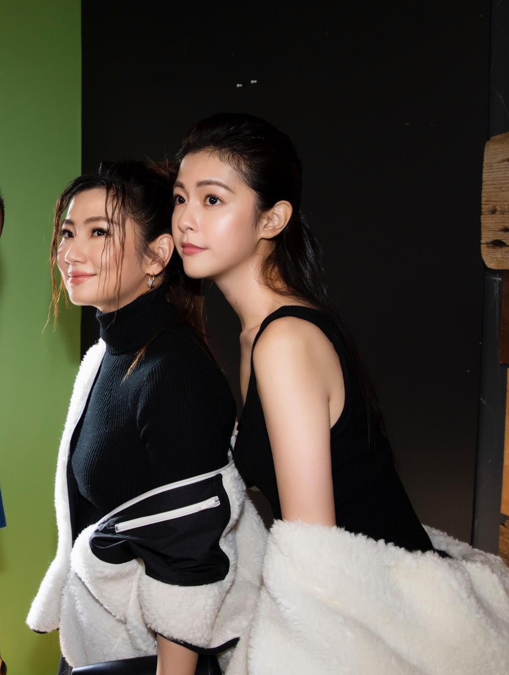 任家萱,任容萱同看秀,演绎超萌身高差,一位性感一位眼神好犀利