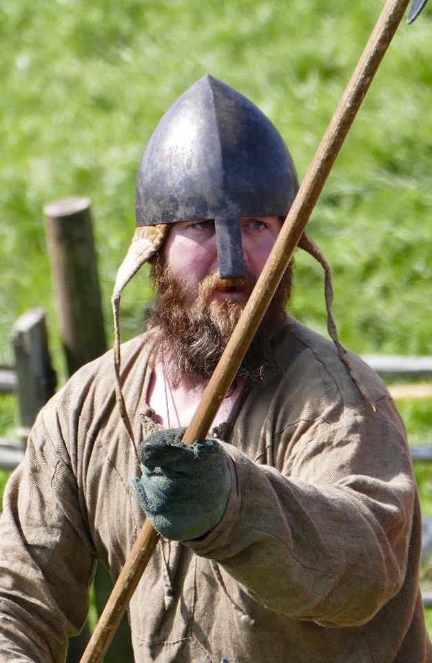 维京战士组成盾墙抵挡箭雨重现一千多年前北欧蛮族传奇