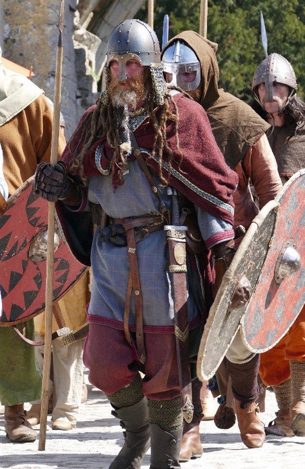 维京战士组成盾墙抵挡箭雨重现一千多年前北欧蛮族传奇