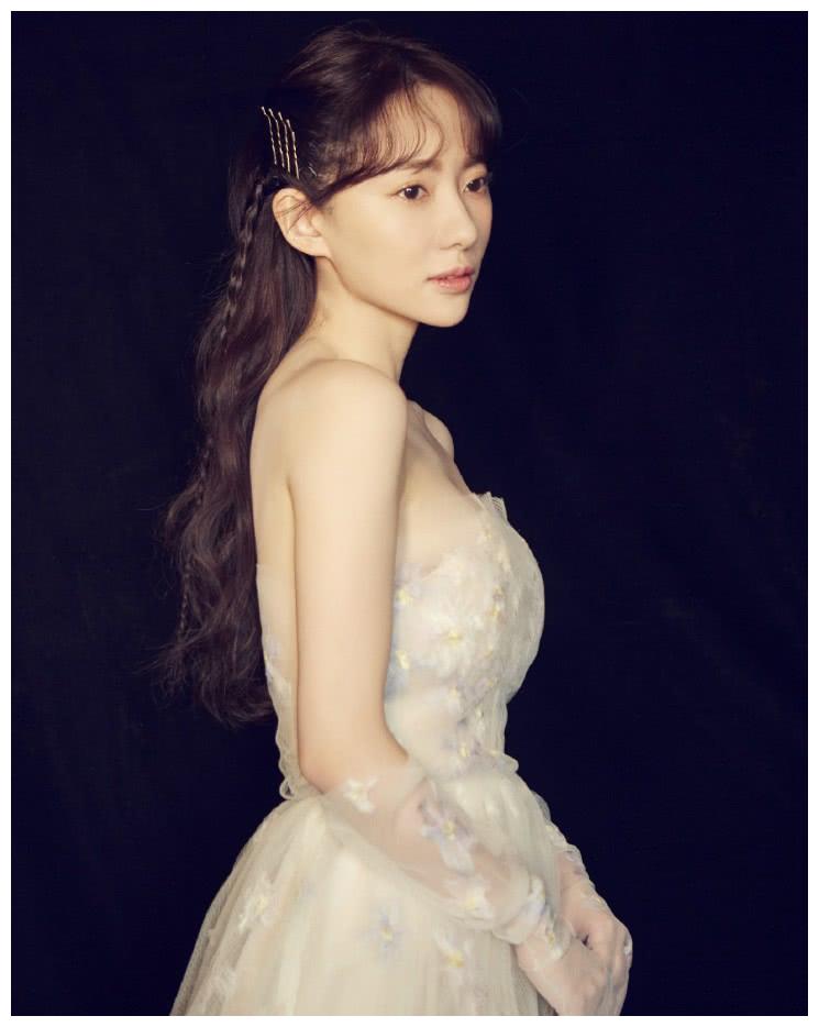 刘萌萌扎贵妃辫搭配白纱裙美成仙子网友羡慕白宇啊