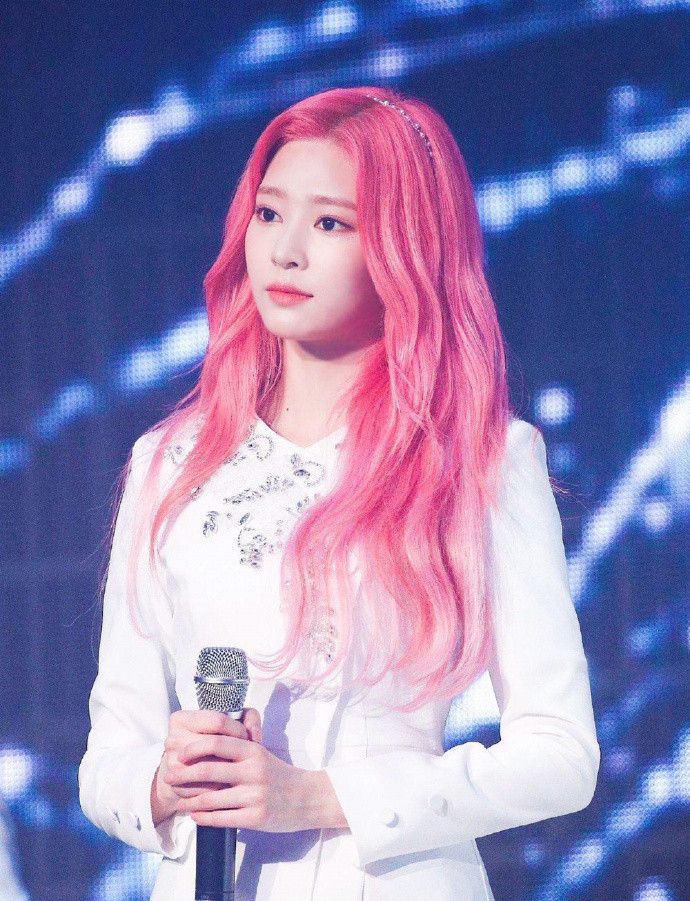 女爱豆的粉色发色蜜桃女孩本桃了