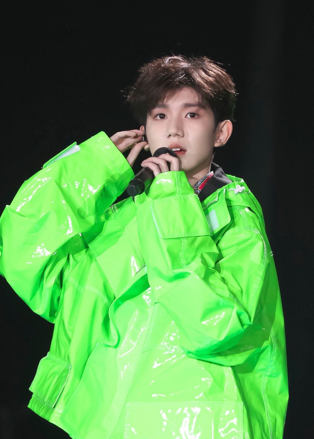 王源和应援色的青草绿最配,这才是打开壁纸的正确方式