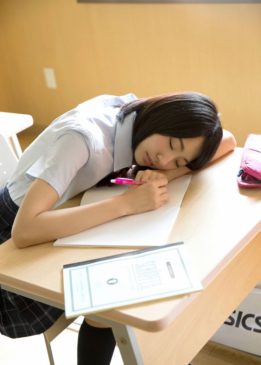 跟短发少女武田玲奈一起去上课