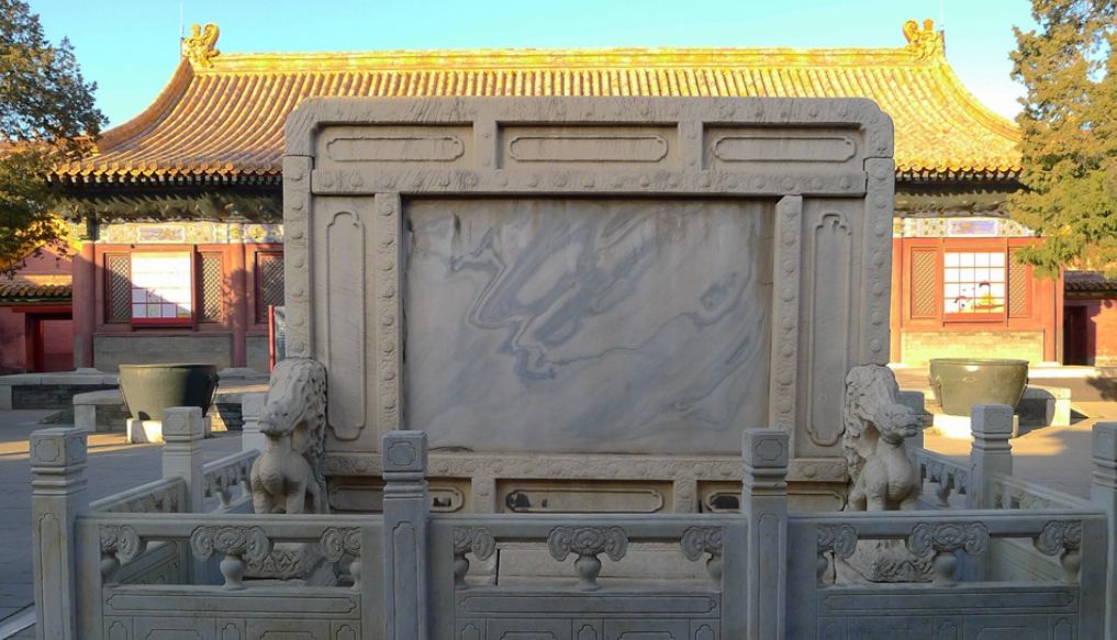 故宫东六宫景仁宫内据传是元代大内遗存的石屏风