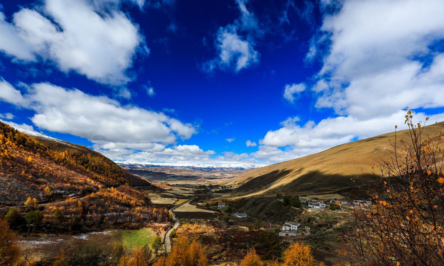 四川甘孜州道孚县八美镇风景