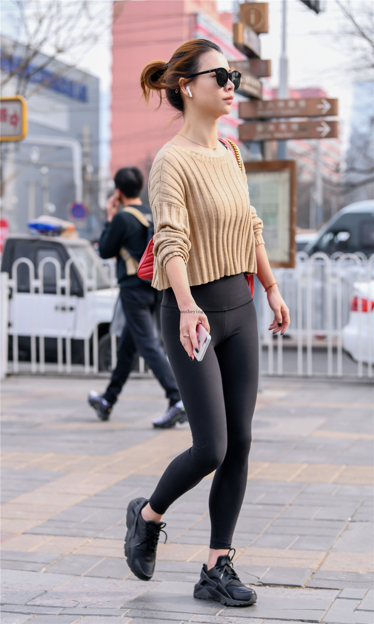 健美裤搭配运动鞋,让姑娘穿出了精气神,穿出了帅气感