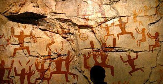 一万年前的岩石上有架飞机壁画,这一幕引起众人对外星人的猜测