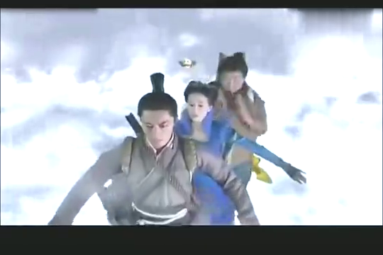 仙剑奇侠传三-_茂茂在天上御剑飞行,五毒兽跑到他身边-你要说什