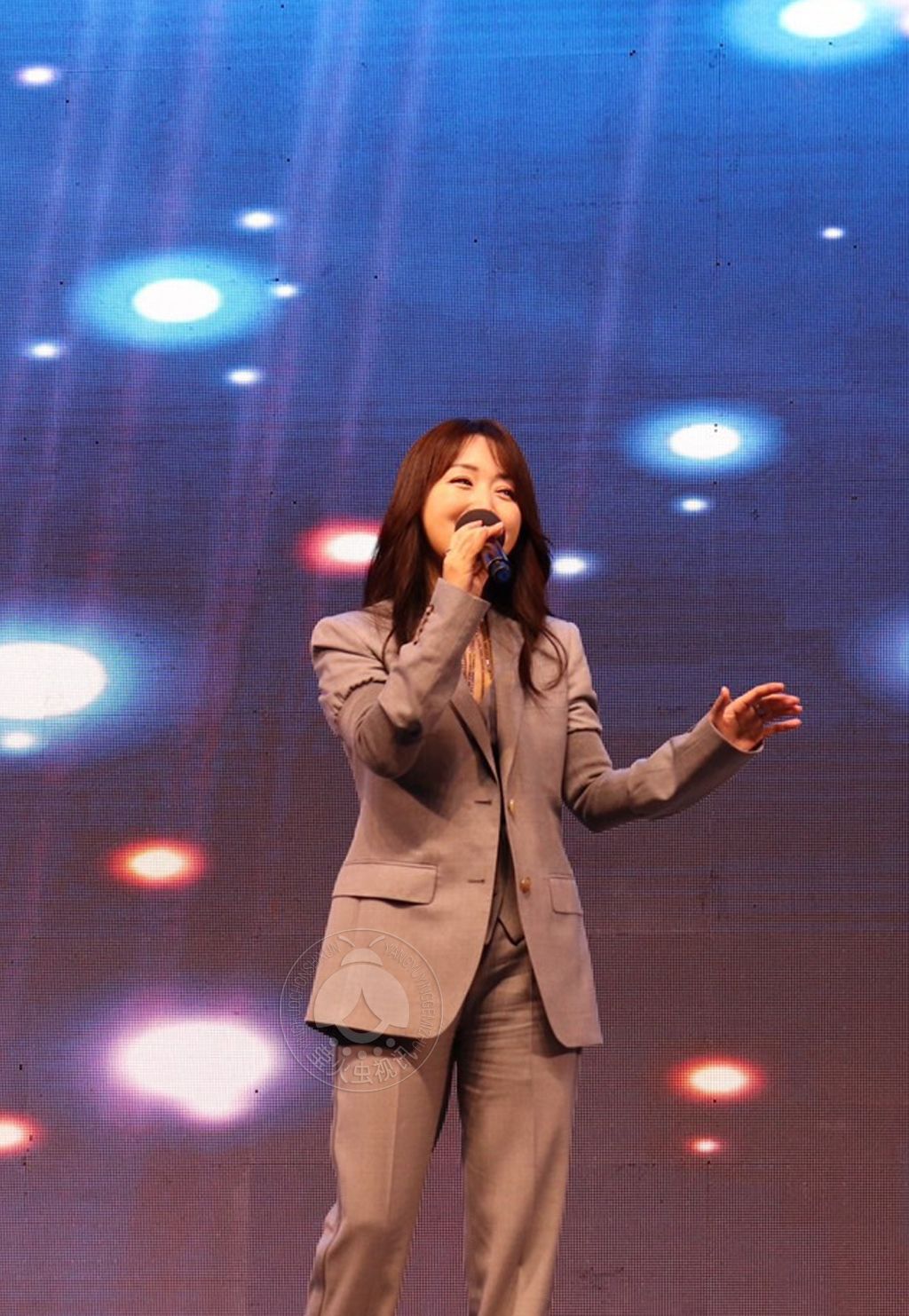 杨钰莹现身深圳宝安国际机场一身灰色西装秒变霸气总攻