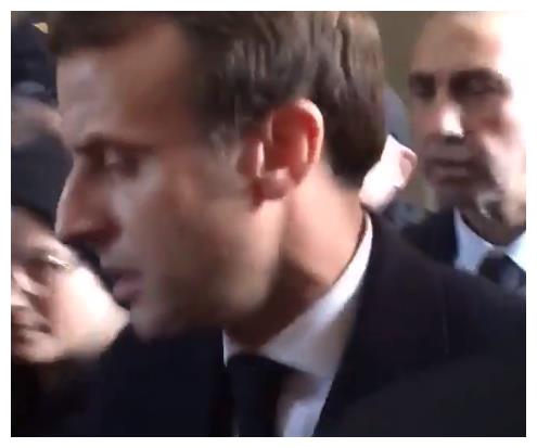 马克龙在教堂与以色列安全人员发生冲突,用手一指:滚出去休闲区蓝鸢梦想 - Www.slyday.coM 马克龙在教堂与以色列安全人员发生冲突,用手一指:滚出去休闲区蓝鸢梦想 - Www.slyday.coM