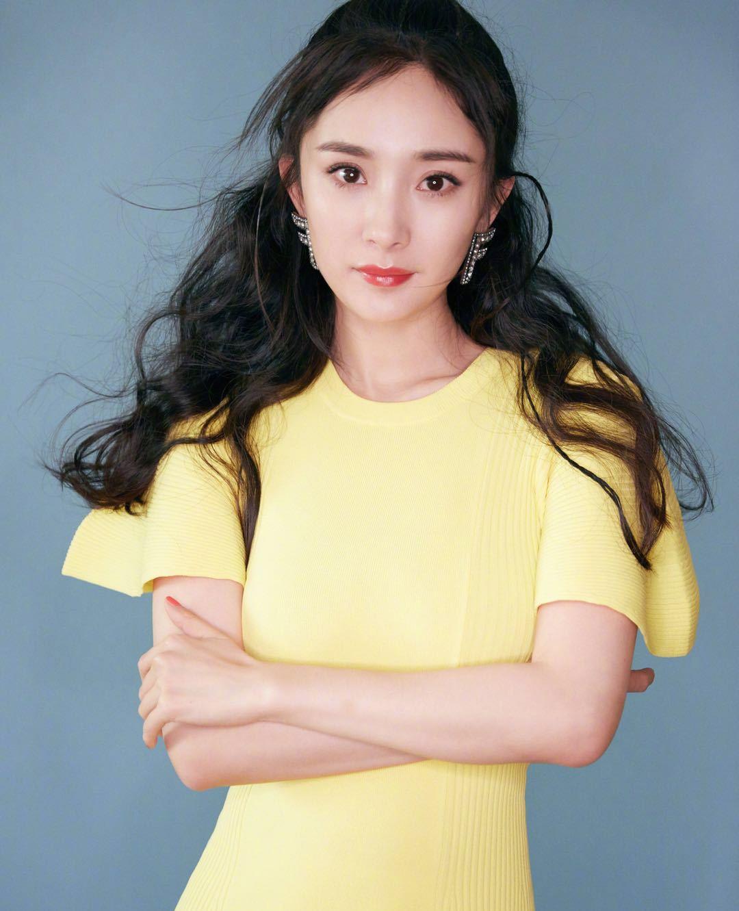 杨幂换新发型了,波浪大卷发扎成半马尾,一身"蜜蜂黄"美回18岁