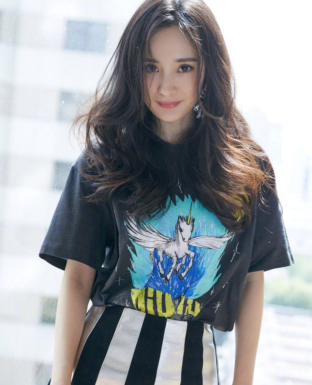 杨幂换新发型了,波浪大卷发扎成半马尾,一身"蜜蜂黄"美回18岁