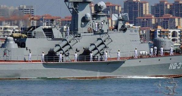 基本性能参数:闪电级导弹艇满载排水量550吨,最大航速超过40节,长56.