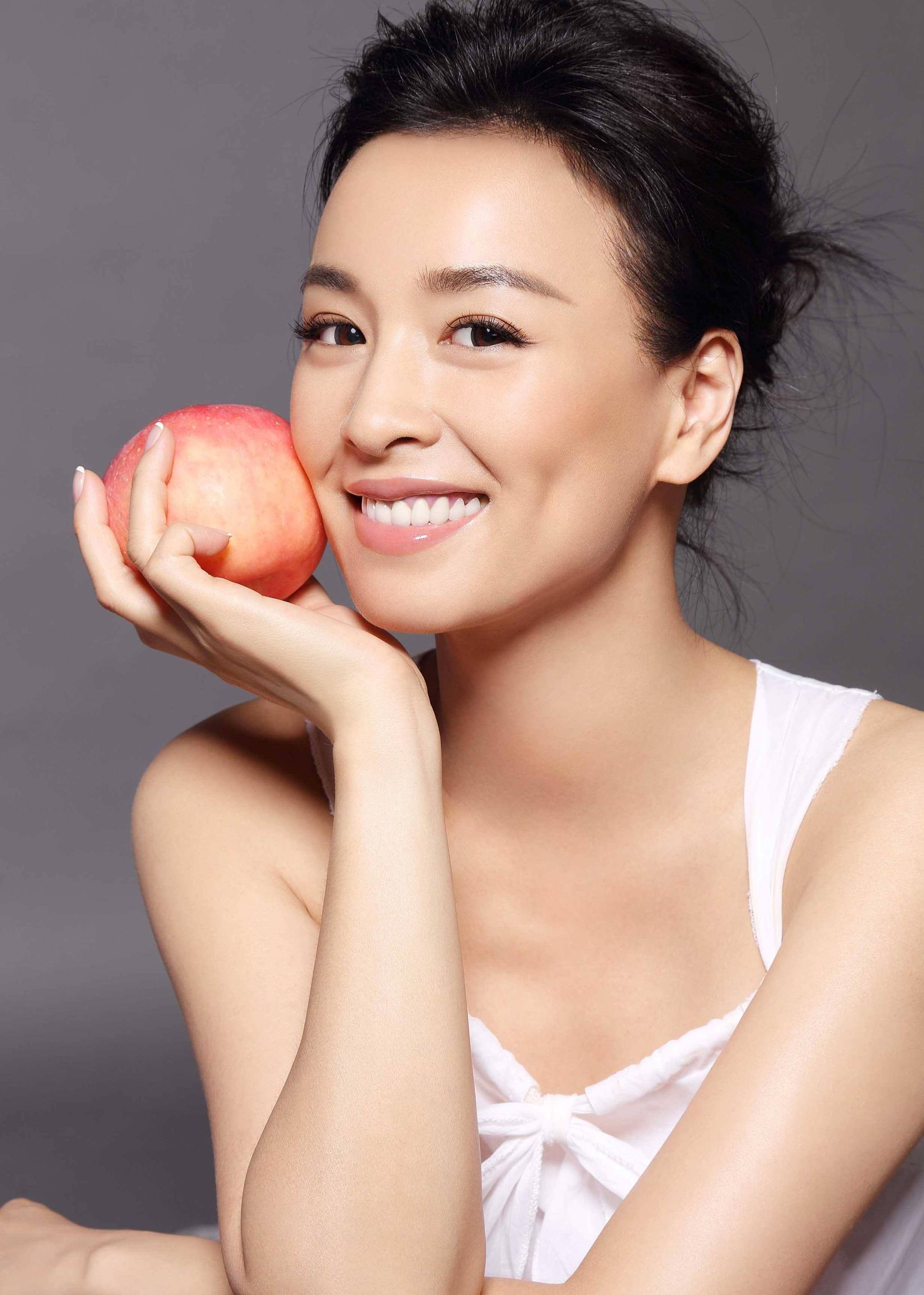 又被张庭惊艳了,一件普通的衣服也能穿出少女感,这样的她真美!