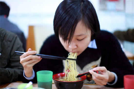 为什么日本人在吃面时要发出像“猪”一样的声音呢?