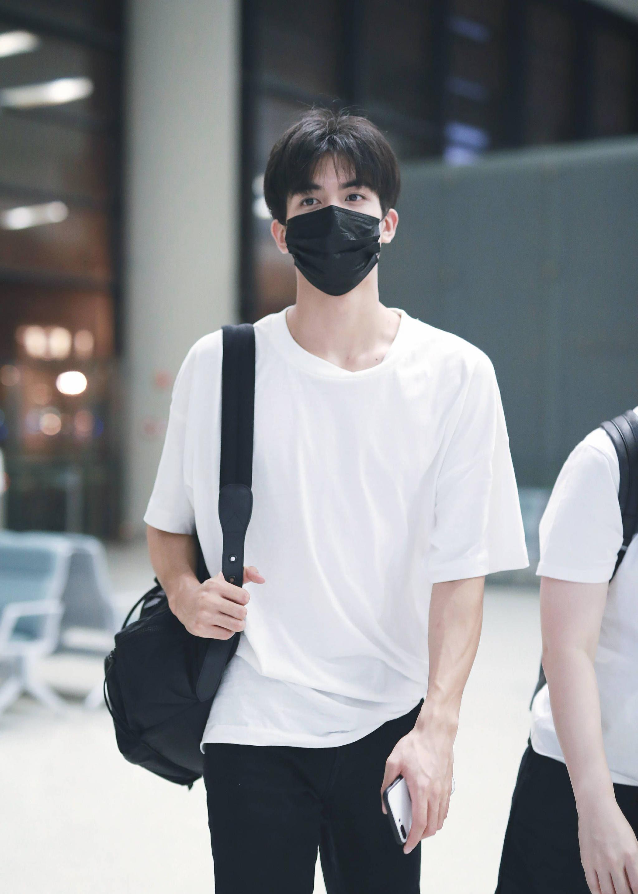 龙龙营业了宋威龙最新机场街拍眼神里满是宠溺太苏了