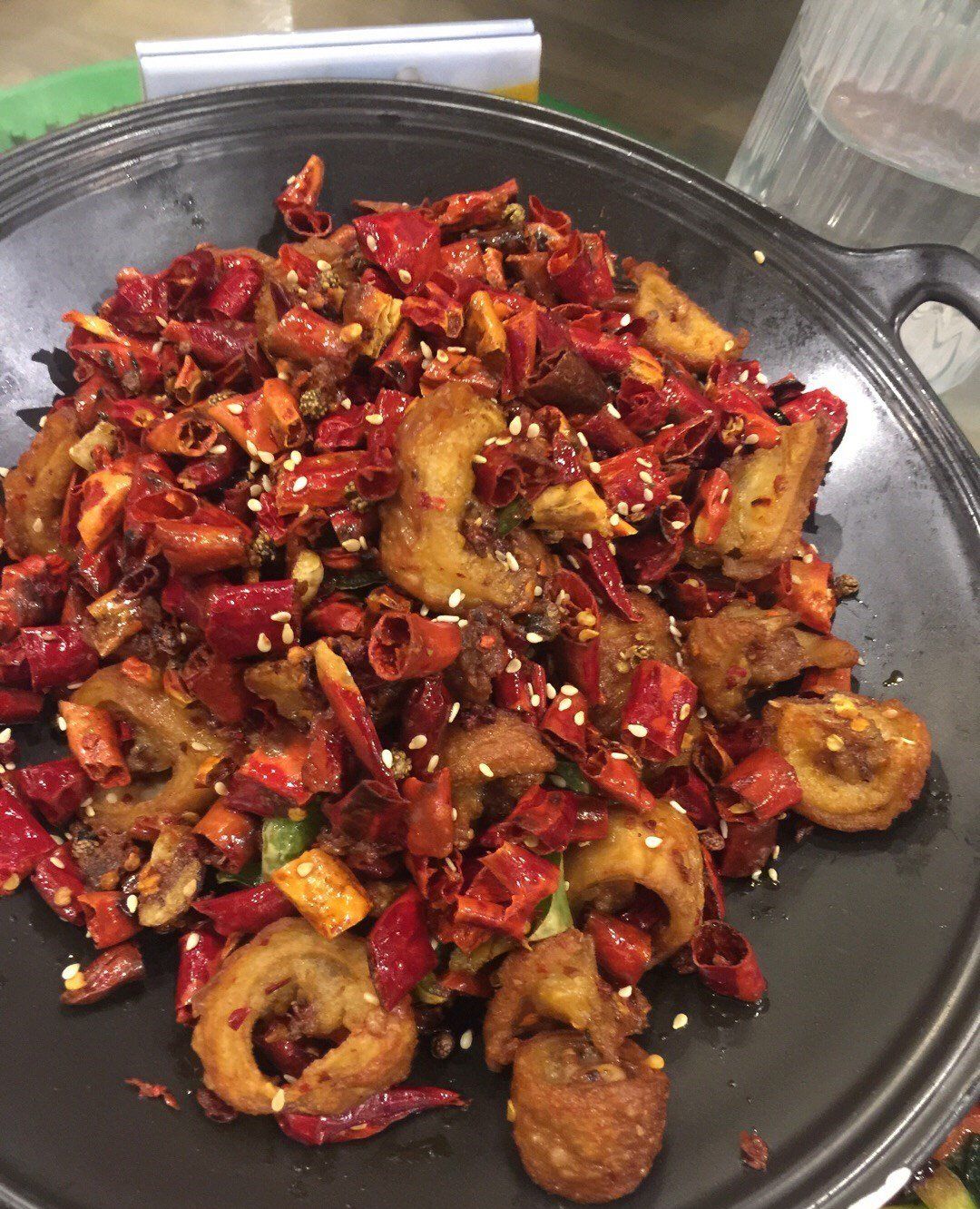5,辣子肥肠.这是一道重庆的江湖菜,吃上去有麻又辣,很是过瘾.