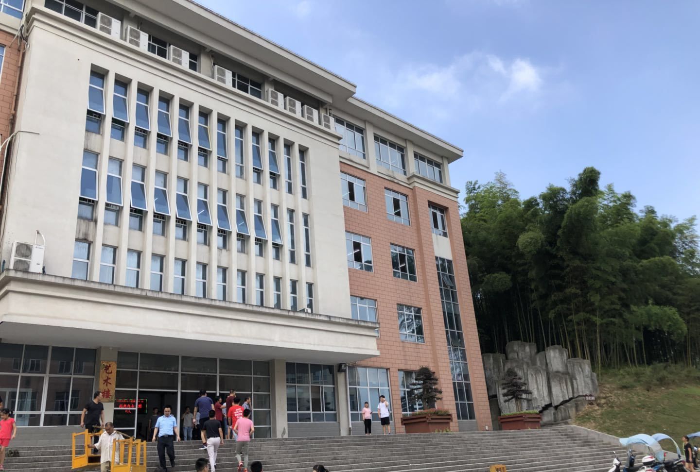 安徽六安毛坦厂中学复读班开学最高学费3万8校内停满私家车