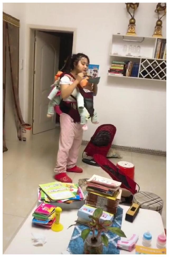 宝妈独自带双胞胎,身前背后各一个,爸爸回家后看到这幕红了眼眶