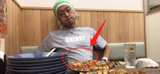 大胃王吃几百个饺子,喝水时肚子露馅了,网友:大胃王称号不保
