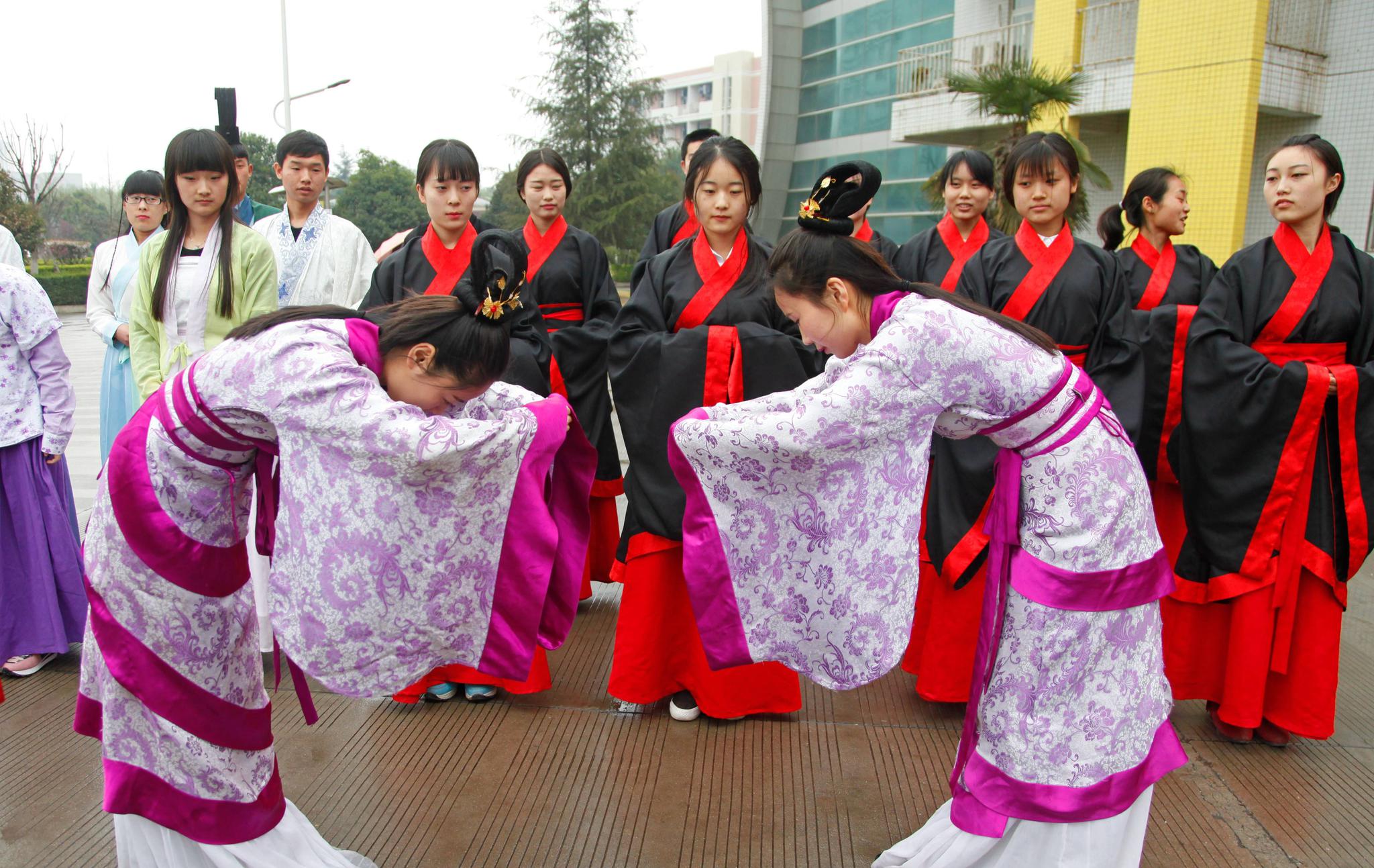 陕西渭南大学生校园"汉服秀" 弘扬中华传统文化|汉服|衣冠|礼仪_新浪