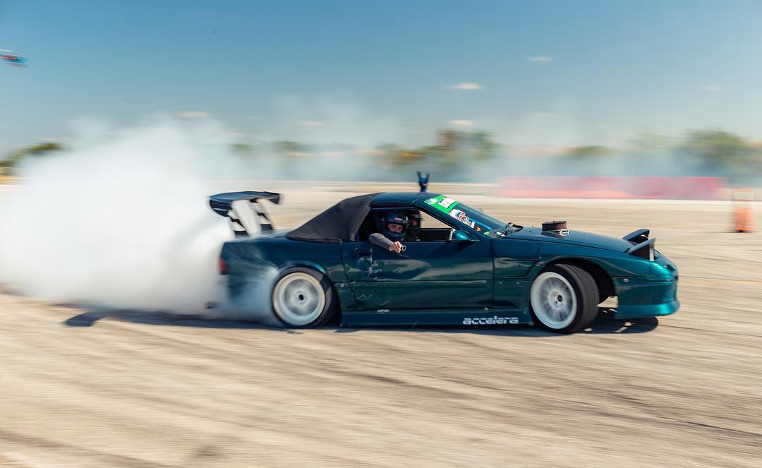 总是觉得会漂移的马自达rx-7更帅!