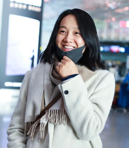 宝妈朱丹素颜现身机场,不惧镜头灿笑亲和力十足无星架