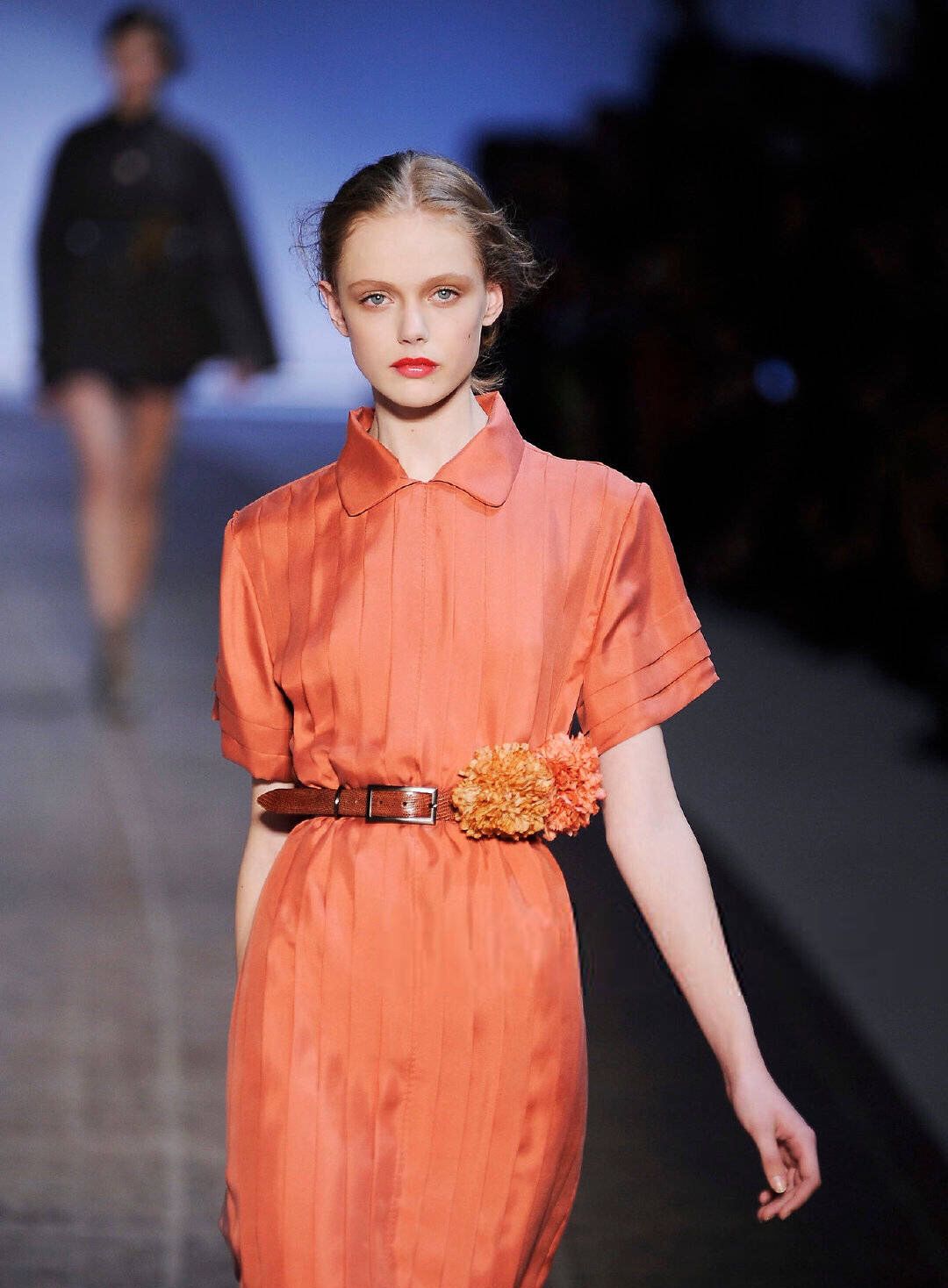 看看超模弗丽达·古斯塔夫松你就知道了!