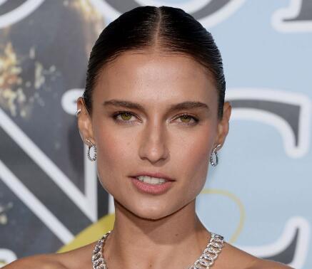 美国模特费尔南达·丽兹一袭白色长裙出席好莱坞时尚活动