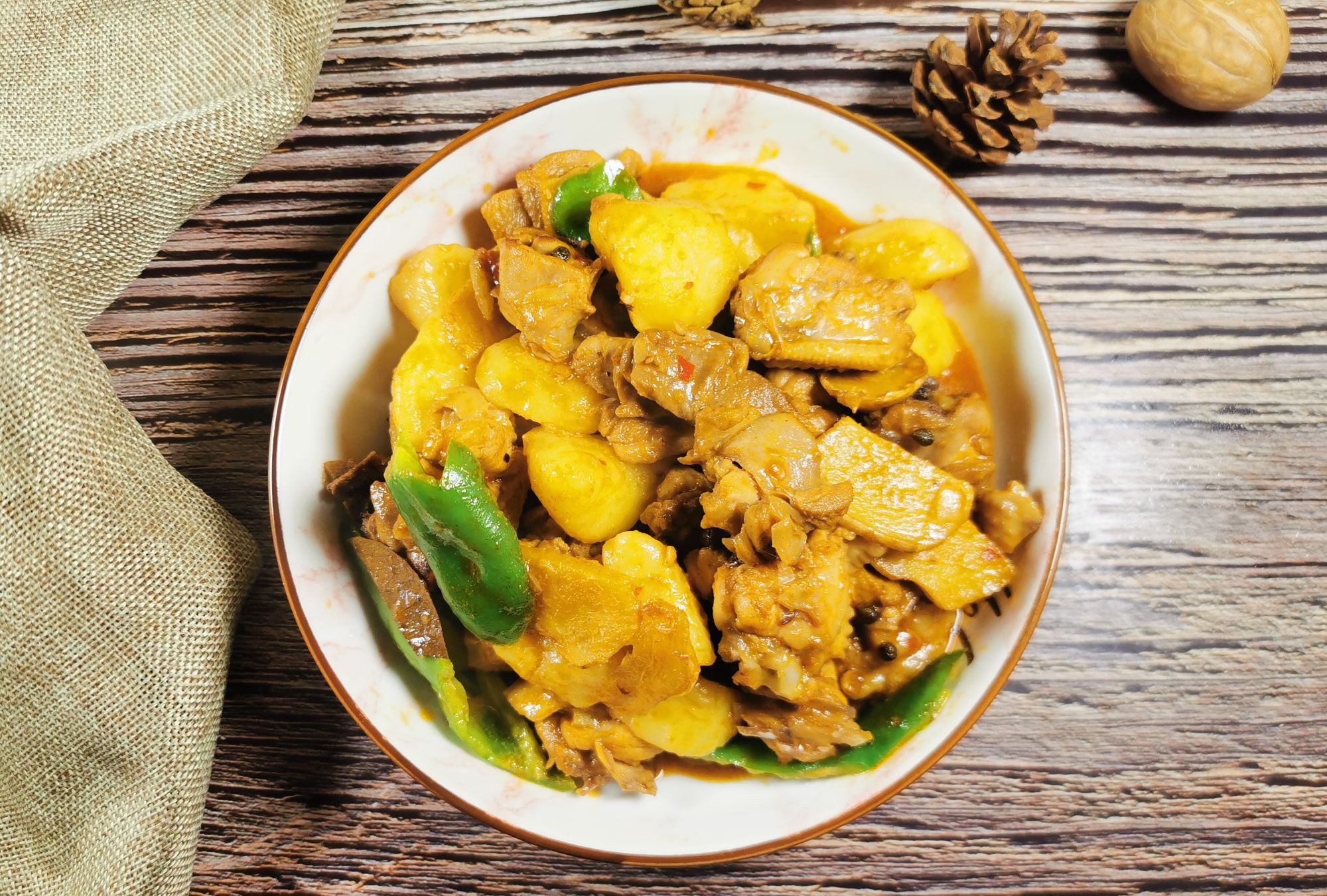 爱吃土豆烧鸡块的可以收藏,只需加点它,鸡肉鲜嫩入味,简单易学