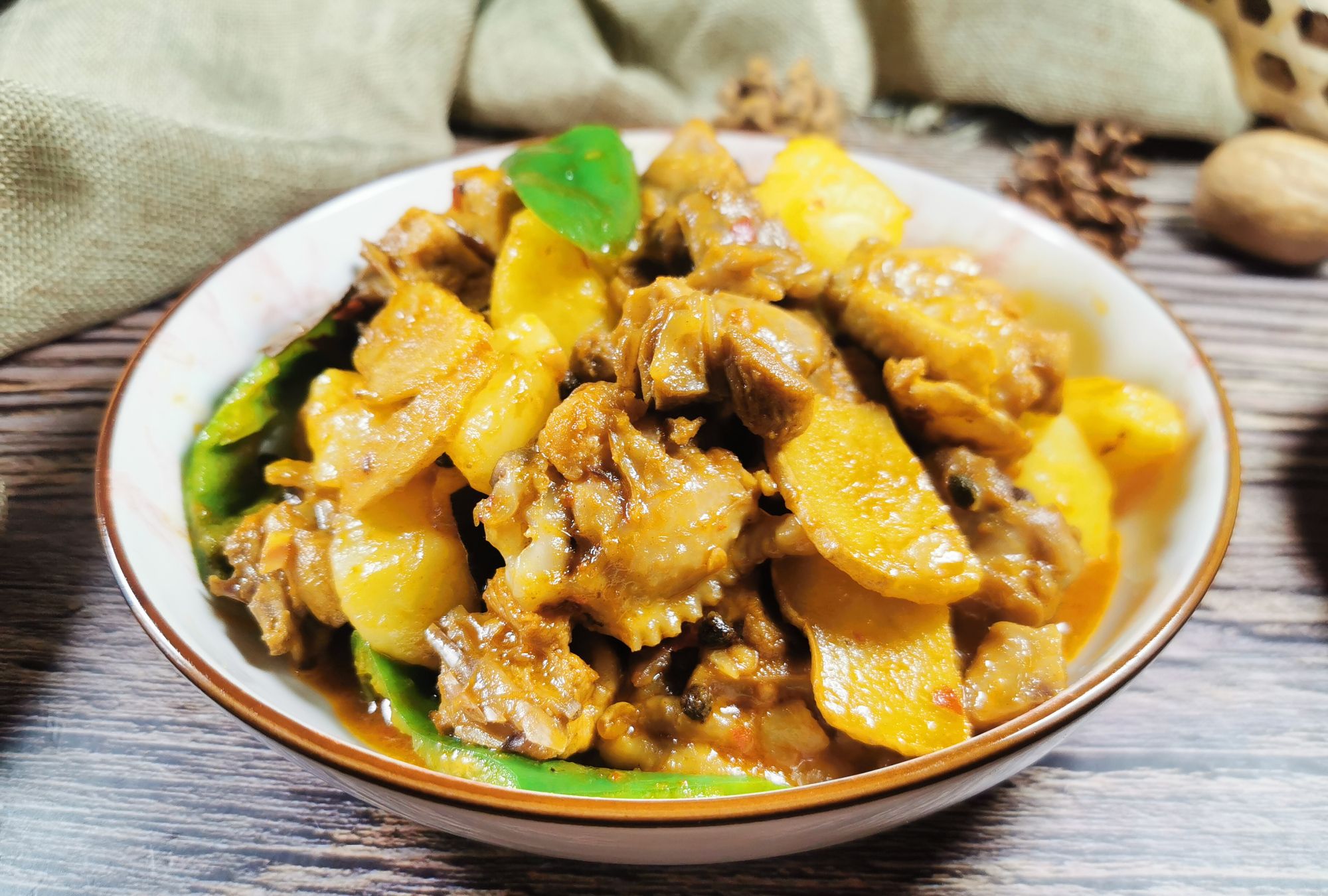 爱吃土豆烧鸡块的可以收藏,只需加点它,鸡肉鲜嫩入味,简单易学