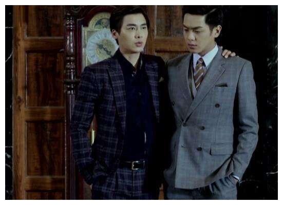 李易峰为何这样看张若昀?这莫名熟悉的感觉!李易峰表情是个谜