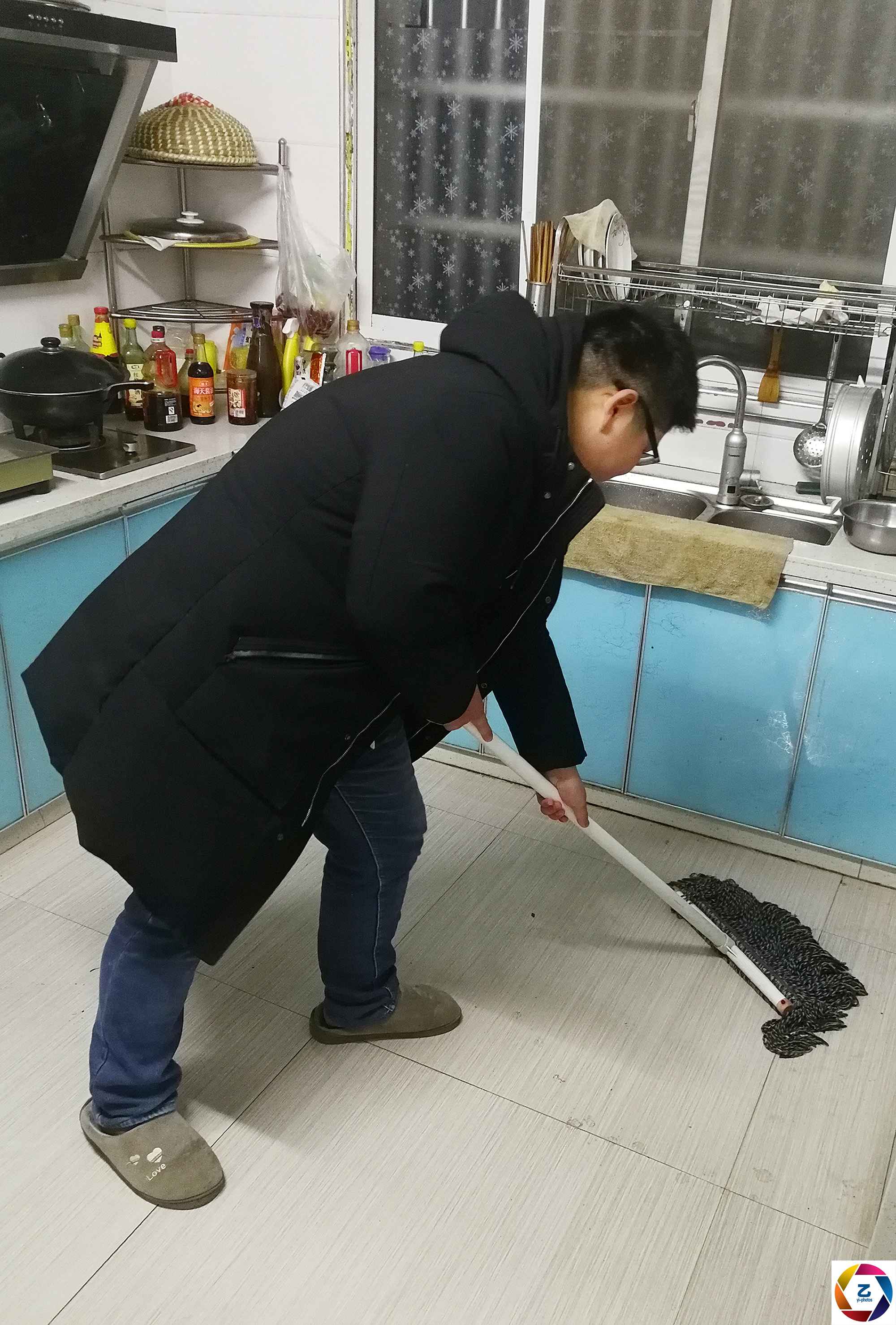 这两天,安徽医科大学在自己平台上晒出了学生在家劳动的照片,让很多