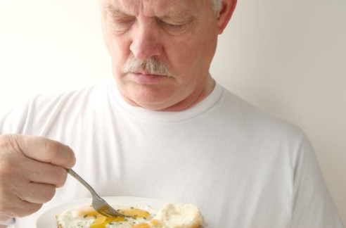 老年人吃鸡蛋,会引起胆固醇过高吗?