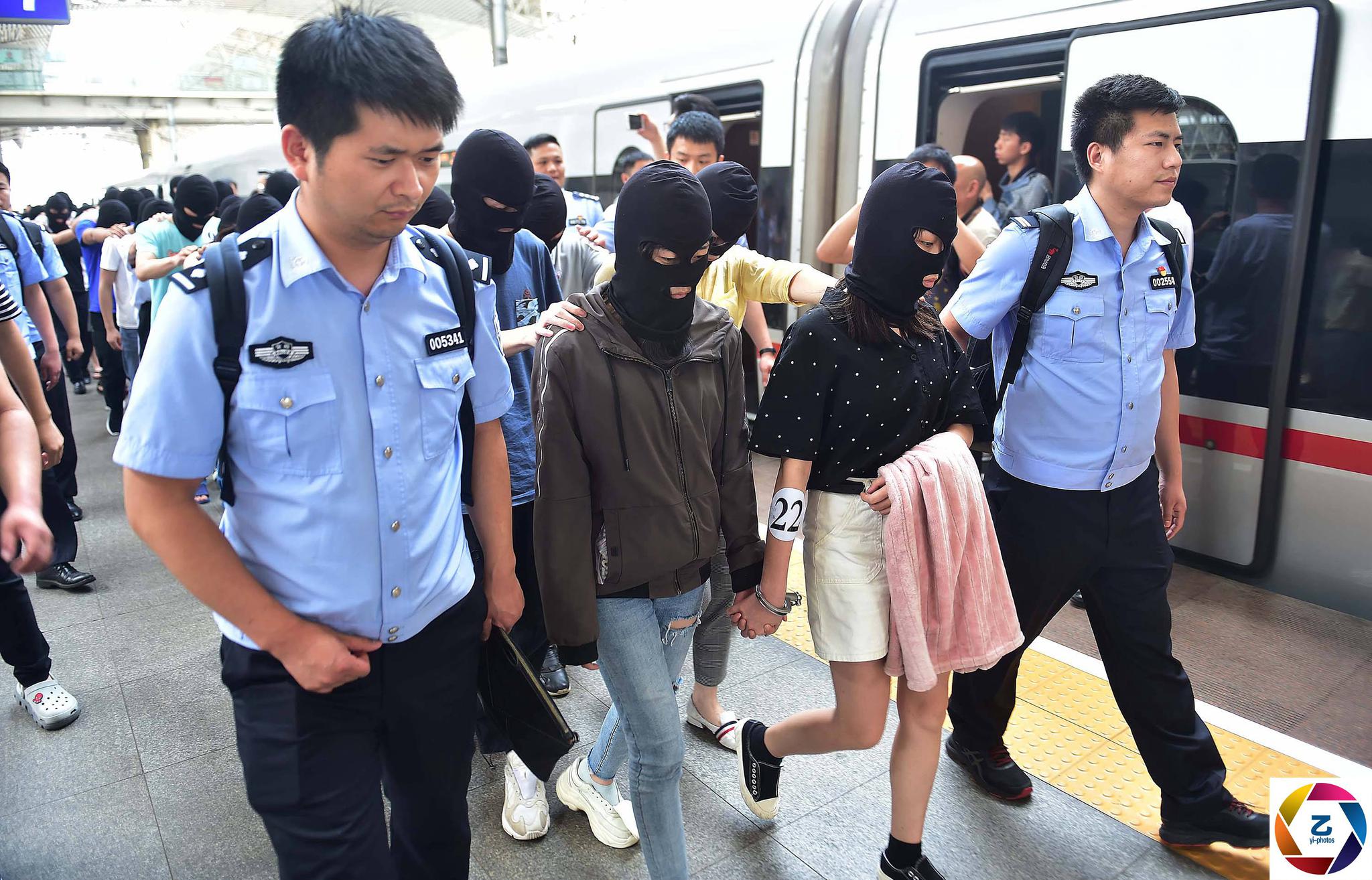 女大学生做微商被骗2万警方顺藤摸瓜跨省抓60人嫌犯女孩居多