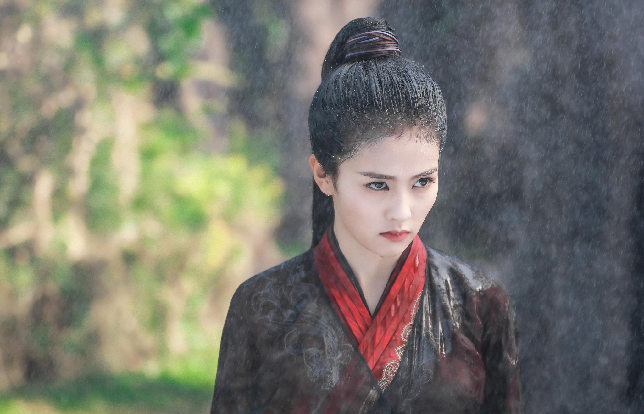 《招摇》还是张扬红色和帅气黑色最适合臭名昭著的女魔头路招摇