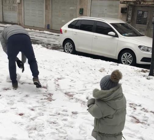 "逗趣父女"打雪仗走红,萌娃雪球扔向奶爸那一刻,网友:神走位