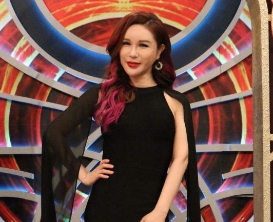 娱乐圈中5位变性的明星,"泰国人妖皇后"榜上有名,你中意谁