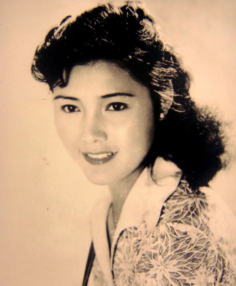 姜黎黎,1954年出生于哈尔滨,她从少女时代起就热爱歌舞艺术,年轻时